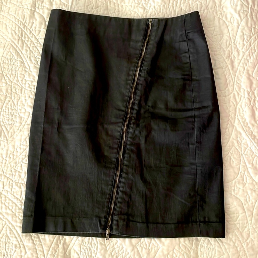Banana Republic black skirt with front zipper. Size 00P. Great condition.